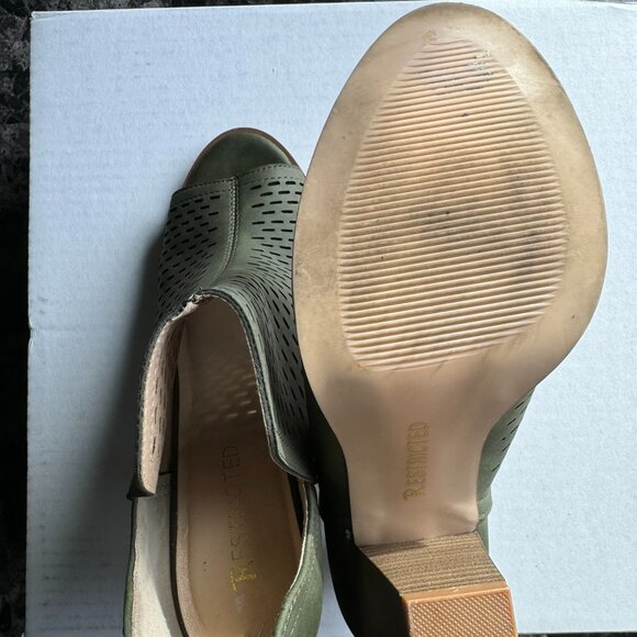 Restricted green peep-toe heels. - Picture 2 of 8